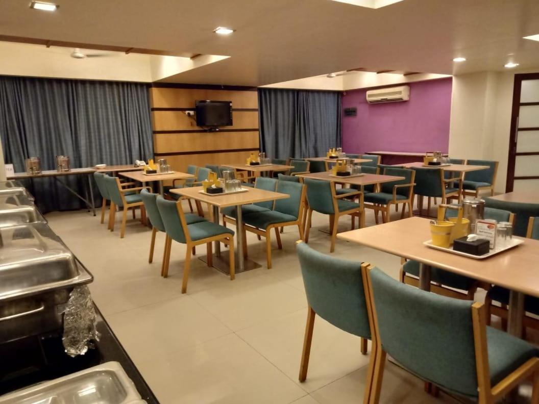 Treebo Trend Hotel Basera Pune Luaran gambar
